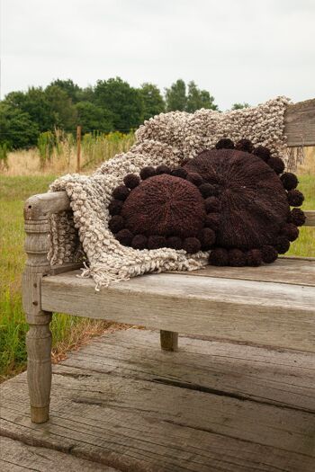 Coussin rond fait main avec pompons en pure laine mérinos - BONBONSI - Kenana Knitters 8