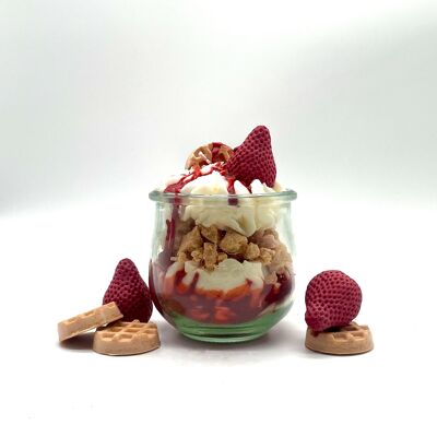 Dessertkerze "Strawberry Waffle" Erdbeereiscreme-Duft - Duftkerze im Glas - Sojawachs