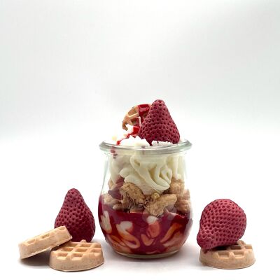 Dessertkerze "Strawberry Waffle" Erdbeereiscreme - Duftkerze im Glas - Sojawachs