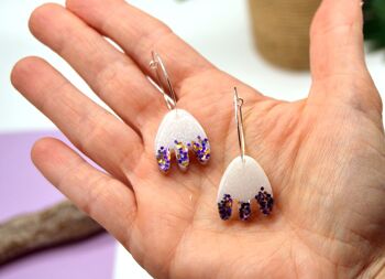 Boucles d'oreilles Tulipes en Résine Blanc Irisé avec Paillettes Mauve, Bleu et Or 6