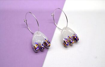 Boucles d'oreilles Tulipes en Résine Blanc Irisé avec Paillettes Mauve, Bleu et Or 1