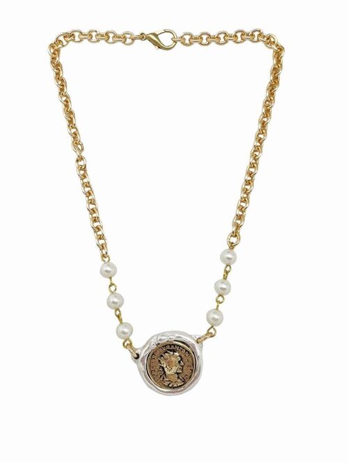 Collar perlas y cadena con moneda mix plata central en dorado