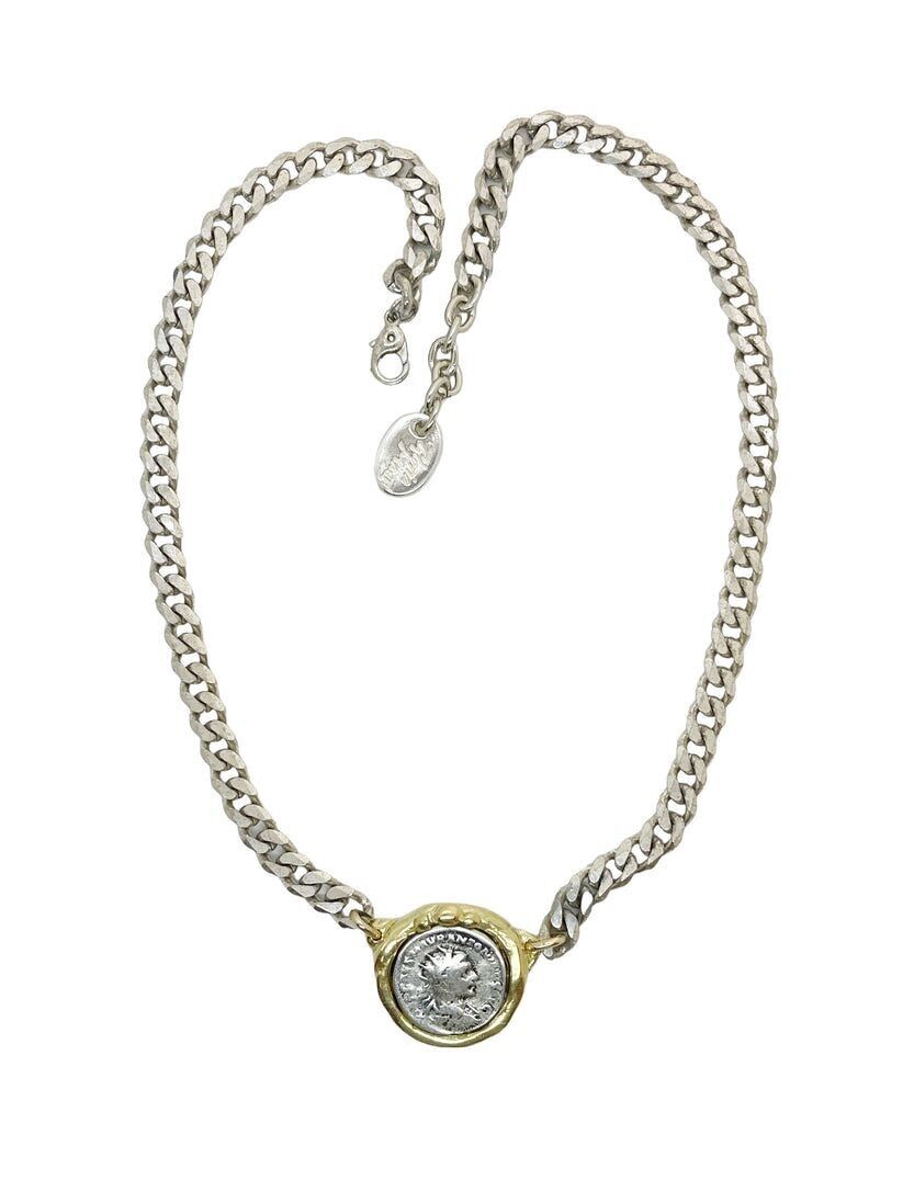 Mischung aus Diamantkette und zentraler Medaille