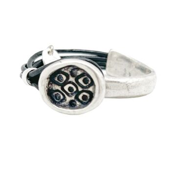 Bracelet demi rigide en bouton gravé et cuir noir argenté 4
