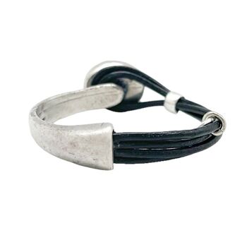 Bracelet demi rigide en bouton gravé et cuir noir argenté 5