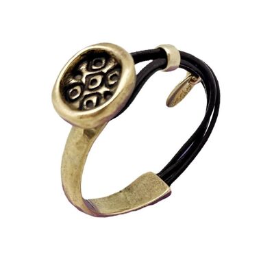 Bracelet demi rigide en bouton gravé et cuir marron avec métal doré