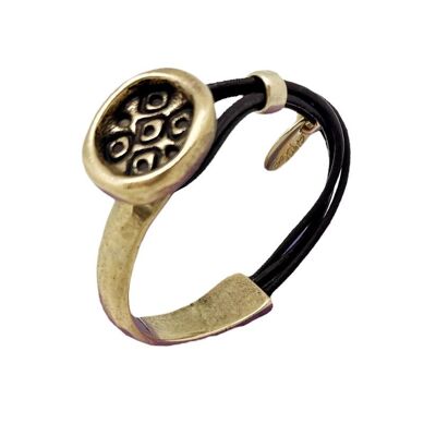 Pulsera media rígida en botón grabado y cuero marrón con metal dorado