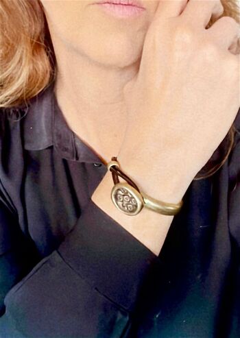 Bracelet demi rigide en bouton gravé et cuir marron avec métal doré 2