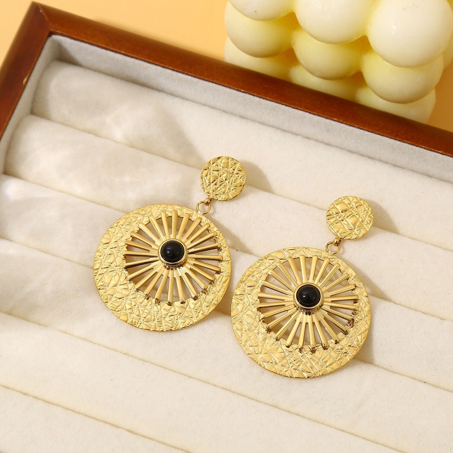 Orecchini pendenti dorati con pietra nera