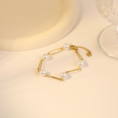 Golden oval chain bracelet with pearls