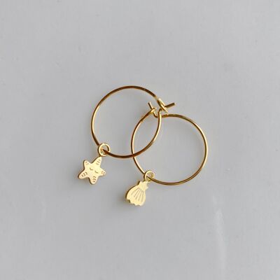 Mini orecchini a cerchio con stella marina/conchiglia • ESTATE