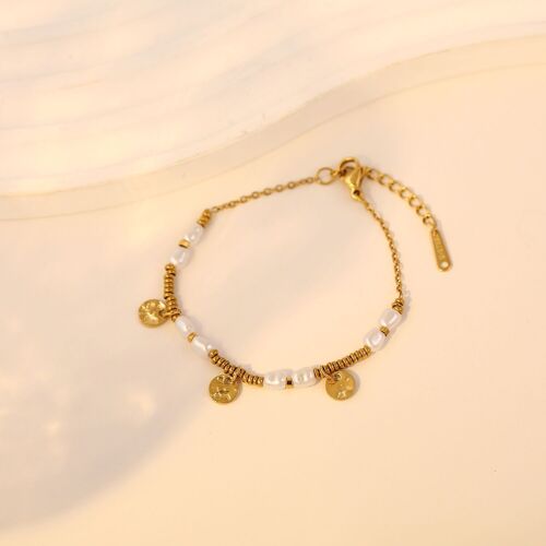 Bracelet doré avec plaques rondes martelées et perles