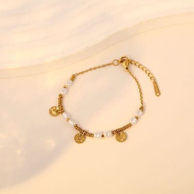 Golden bracelet with round hammered plates and pearls