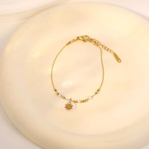 Bracelet doré perles et perles dorées avec pendentif soleil sur nacre