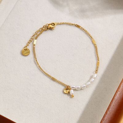 Golden chain bracelet with pearl and pendant