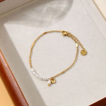 Bracelet chaîne dorée avec perle et pendentif 3