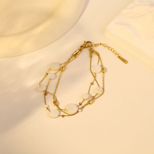 Bracelet doré triple chaîne avec nacres et perles