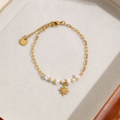 Bracelet chaîne dorée avec perle et pendentif soleil