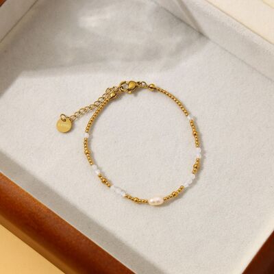 Bracelet doré avec perle