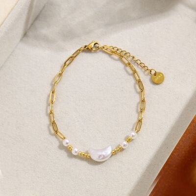 Golden chain bracelet with moon and pearl