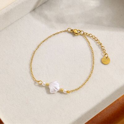 Golden chain bracelet with shell and pearl