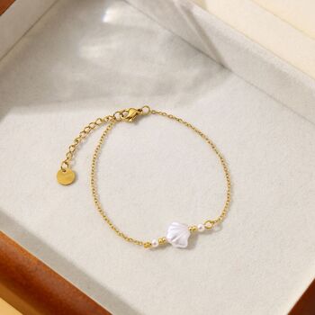 Bracelet chaîne dorée avec coquillage et perle 2
