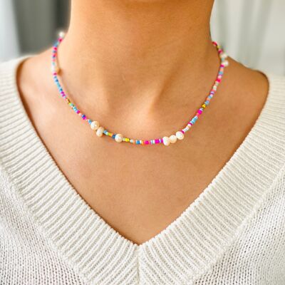 Halskette im Boho-Stil mit mehrfarbigen Süßwasserperlen