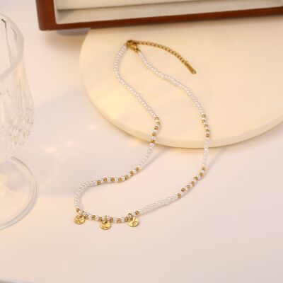 Golden pearl and pearl necklace with hammered round pendants