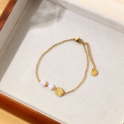 Golden chain bracelet with pearl