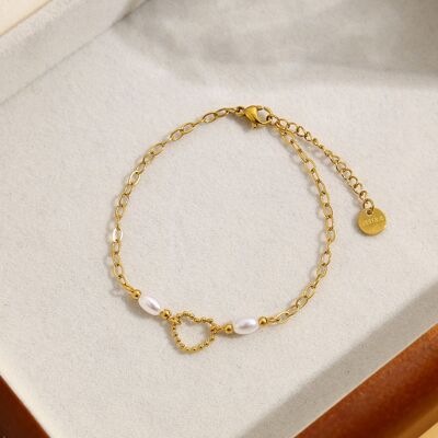 Golden chain bracelet with heart and pearl