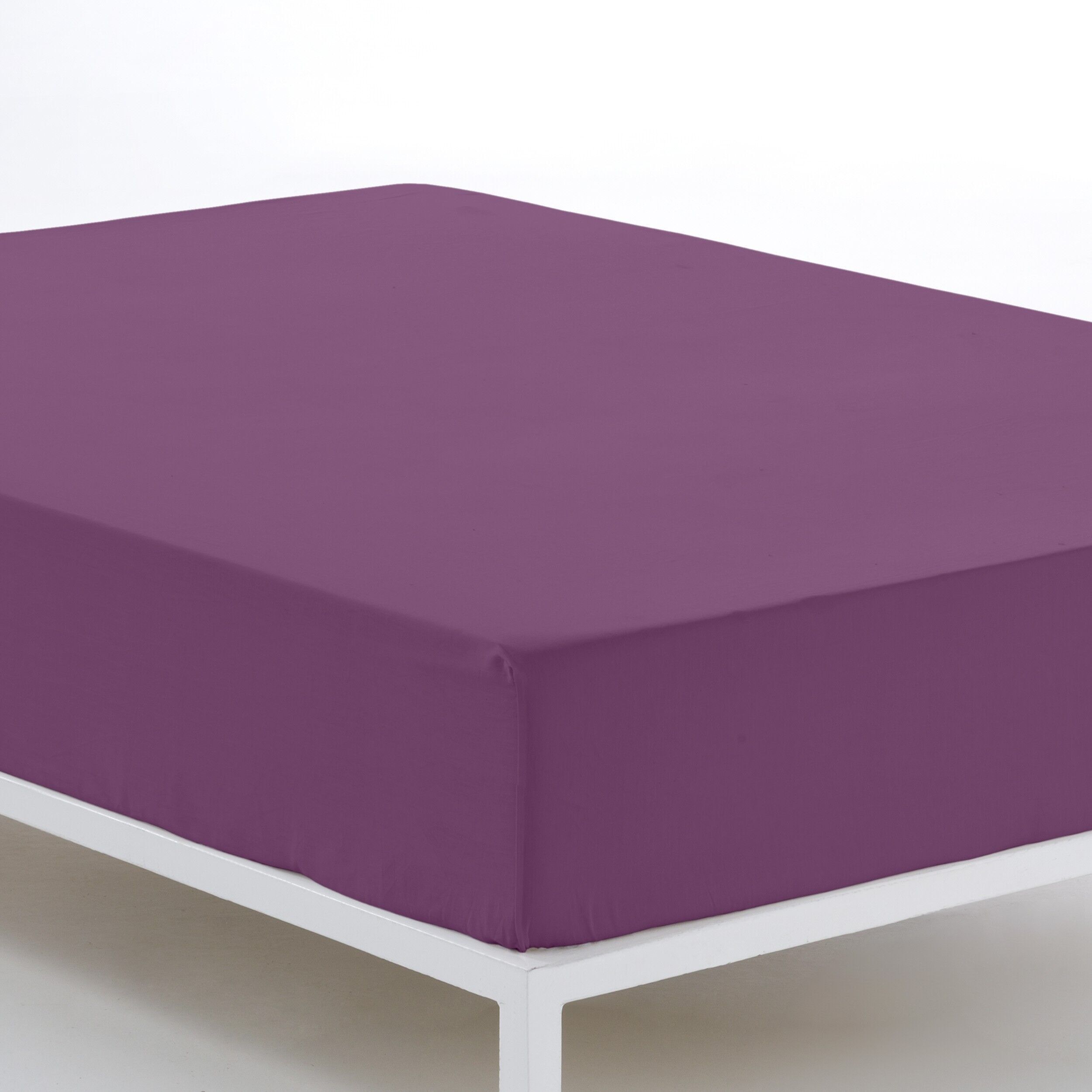 Verstellbares Spannbettlaken in Aubergine – 180 cm Bett (Höhe 28 cm) – 50 % Baumwolle / 50 % Polyester – 144 Fäden. Gewicht: 115