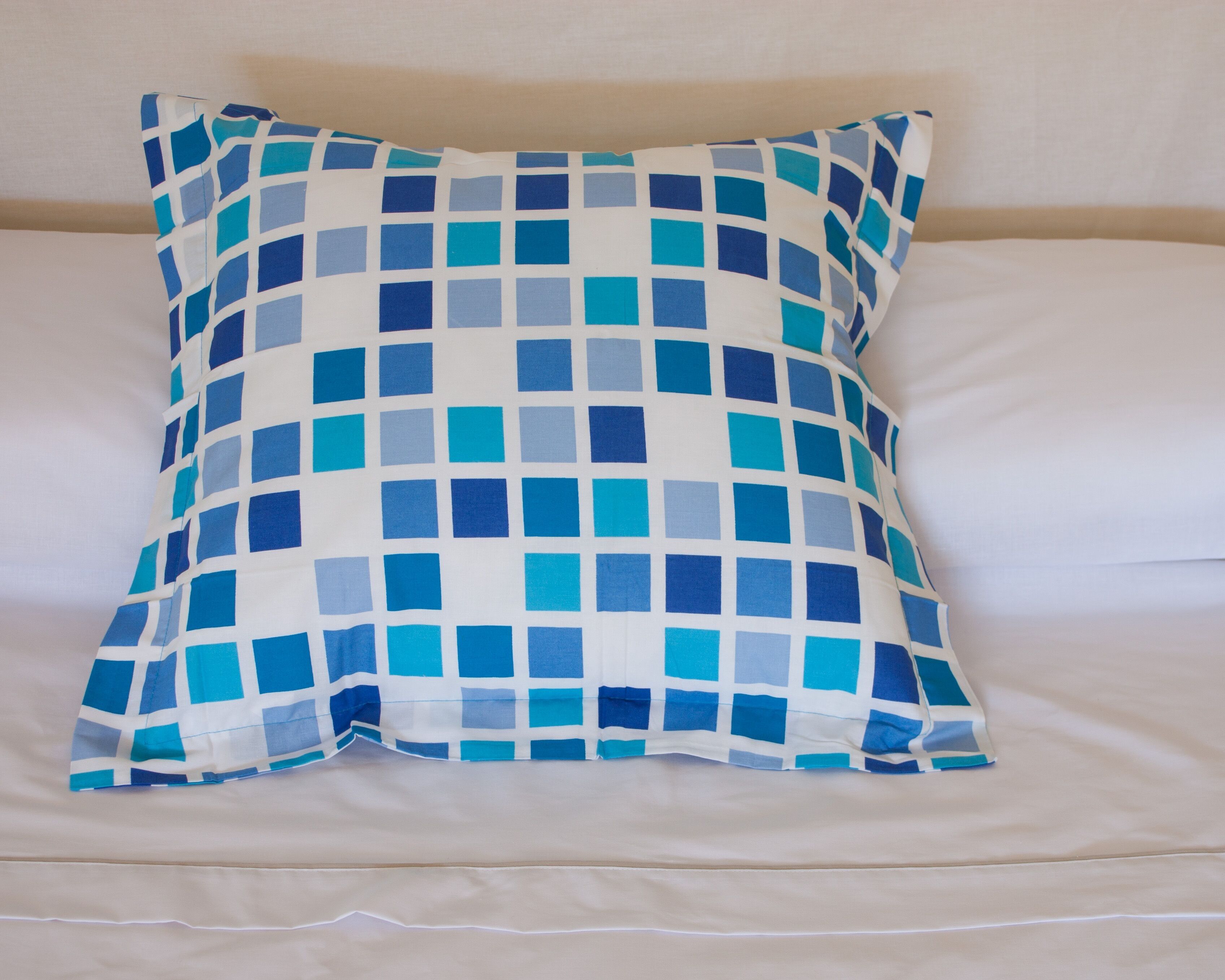 Kissenbezug mit blauem quadratischem Druck - misst 50x75 + 5 cm. - 50 % Baumwolle / 50 % Polyester - 144 Fäden