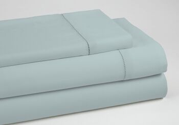 Ensemble de draps en coton biologique couleur glace. Finition ajourée. Lit 135/140. 3 pièces 2