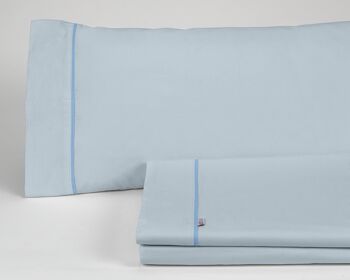 Parure de draps unis bleu clair - Lit 150 (3 pièces) - 50% coton / 50% polyester - 144 fils. Poids : 115 1