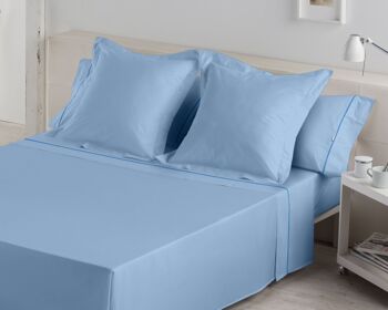 Parure de draps unis bleu clair - Lit 180 (4 pièces) - 50% coton / 50% polyester - 144 fils. Poids : 115 5