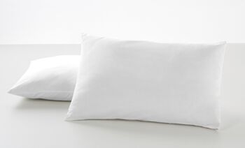 Lot de deux taies d'oreiller blanches - 50x80 cm - 50% coton / 50% polyester - 144 fils - Housse et fermeture à rabat. Poids : 115