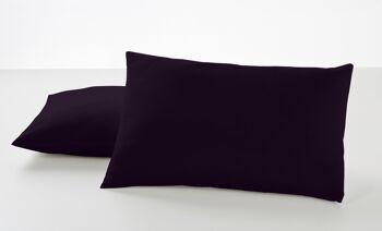 Lot de deux taies d'oreiller noires - 50x80 cm - 50% coton / 50% polyester - 144 fils - Housse et fermeture à rabat. Poids : 115