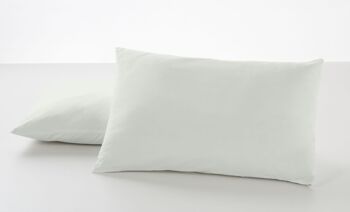 Lot de deux taies d'oreiller en coton peigné blanc cassé - 50x80 cm - 100% coton - 200 fils - Housse et fermeture à rabat. Poids : 125