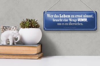 Plaque en tôle disant 27x10cm qui prend la vie trop au sérieux décoration humour 3