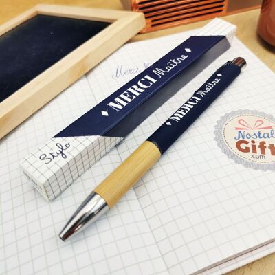Blauer „Merci Maître“-Stift und weiß graviertes Holz (und seine Verpackung)