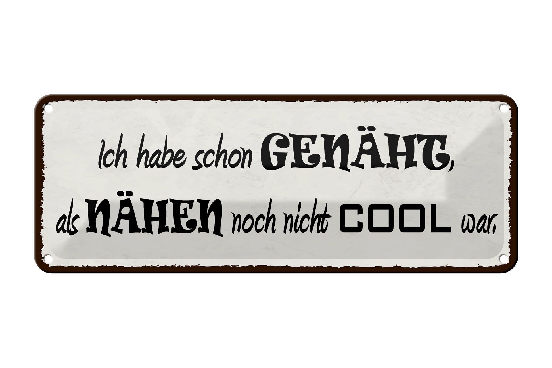 Letrero de chapa que dice 27x10 cm. Cosí porque coser no era una decoración agradable.