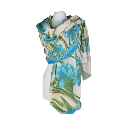 Etole ou pareo en coton motif fleurs, héron et hautes herbes, tonalité bleu et verte
