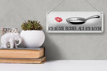 Plaque en tôle disant "J'embrasse mieux que je cuisine" 27x10cm 3