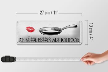 Plaque en tôle disant "J'embrasse mieux que je cuisine" 27x10cm 4