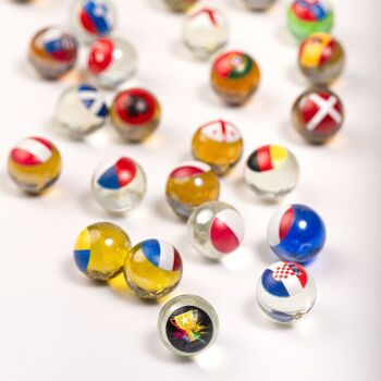 MARBLEFLAGS Euro Cup Collection 25 billes en verre pour enfants avec drapeaux des pays de la Coupe du monde. 16 mm Idéal pour les circuits de billes et les courses de billes… 4