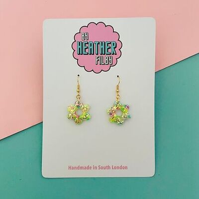 Mini orecchini pendenti con fiori verde neon e rosa