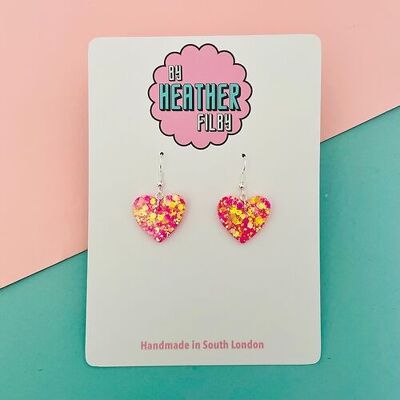 Pendientes pequeños con purpurina de corazón rosa y amarillo