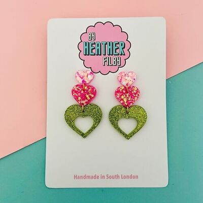 Glitzernde Ohrringe mit drei Herzen in Rosa und Grün