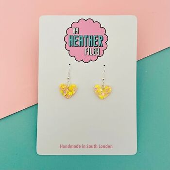 Mini boucles d'oreilles à paillettes cœur jaune 1