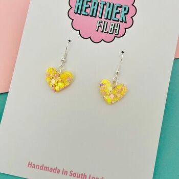 Mini boucles d'oreilles à paillettes cœur jaune 2